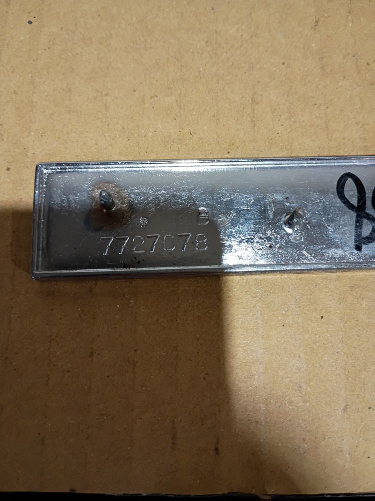 CHEVY MALIBU CIRCA '60S-'70S DOOR PANEL SCRIPT EMBLEM 7727078 (3018) A50