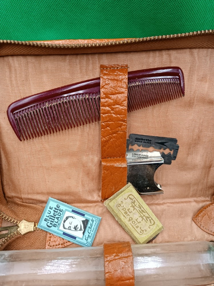 WWII WW2 Original toiletry set.
