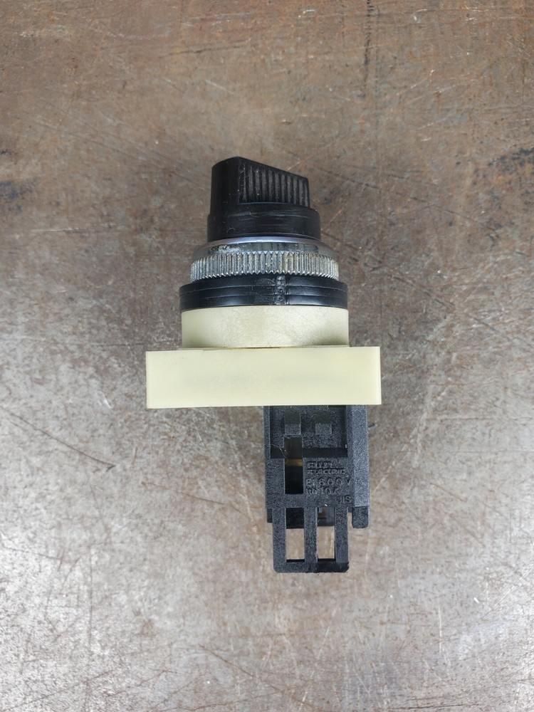 Fuji Electric AH25-P2 Selector Switch *USED* -Missing a Screw-
