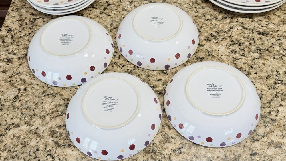 Pampered Chef Simple Additions Dots 16pc Dinnerware Set Service 4 UNUSED