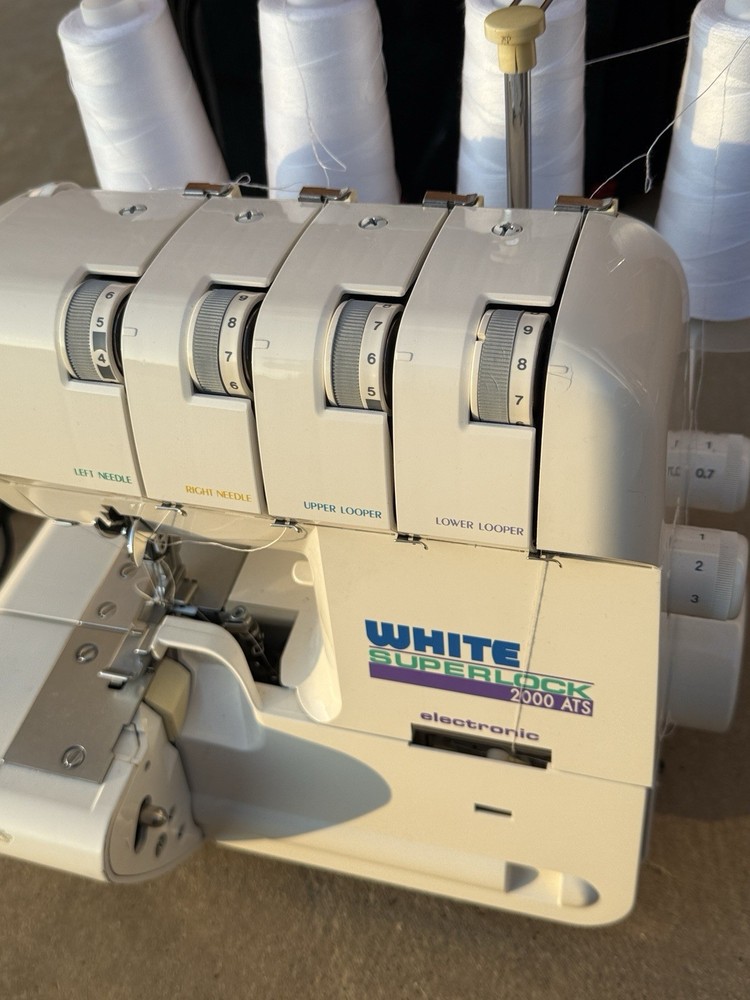 White Superlock Electronic 2000 ATS Serger w/ Rolling Case