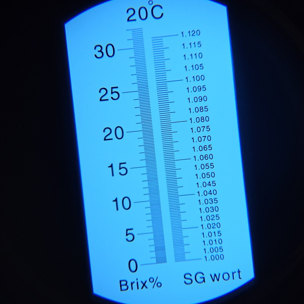 Portable Handheld Brix Refractometer 0-32% Range with Case Beer Wine Fruit