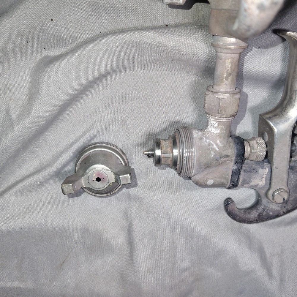 Binks model 18 professional spray gun 66SD tip w/ cup lid