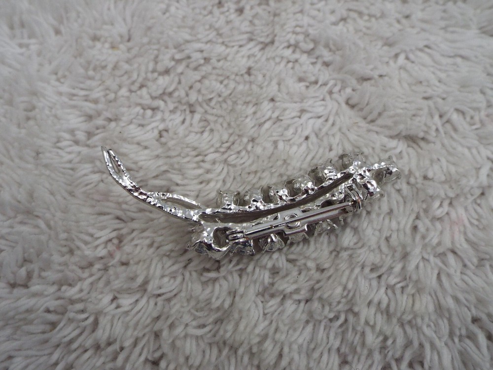 Silvertone Rhinestone Leaf Pin (A18)