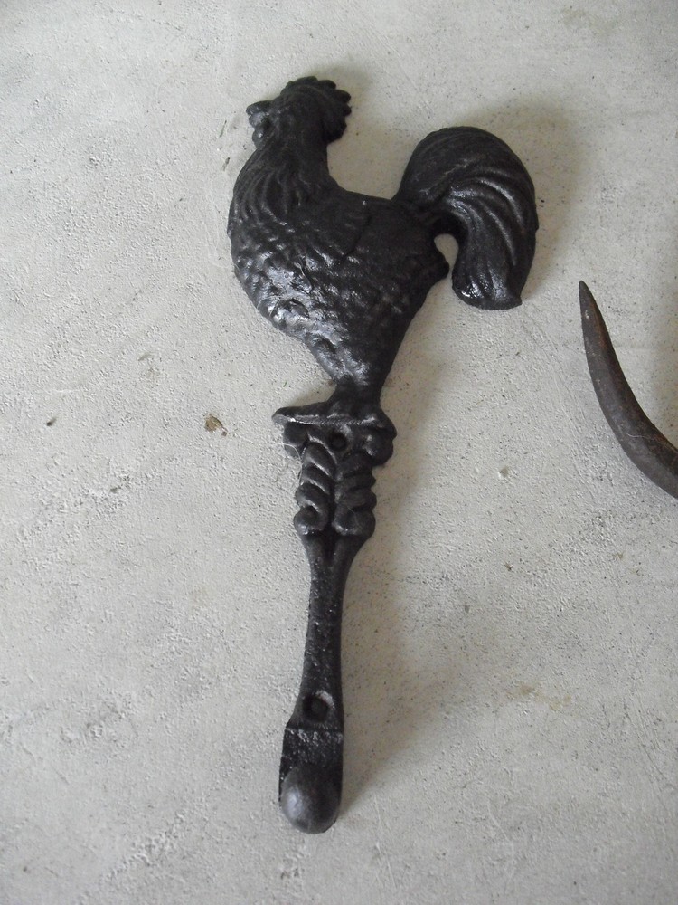 Modern Cast Iron Rooster Wall Hanging with Hook
