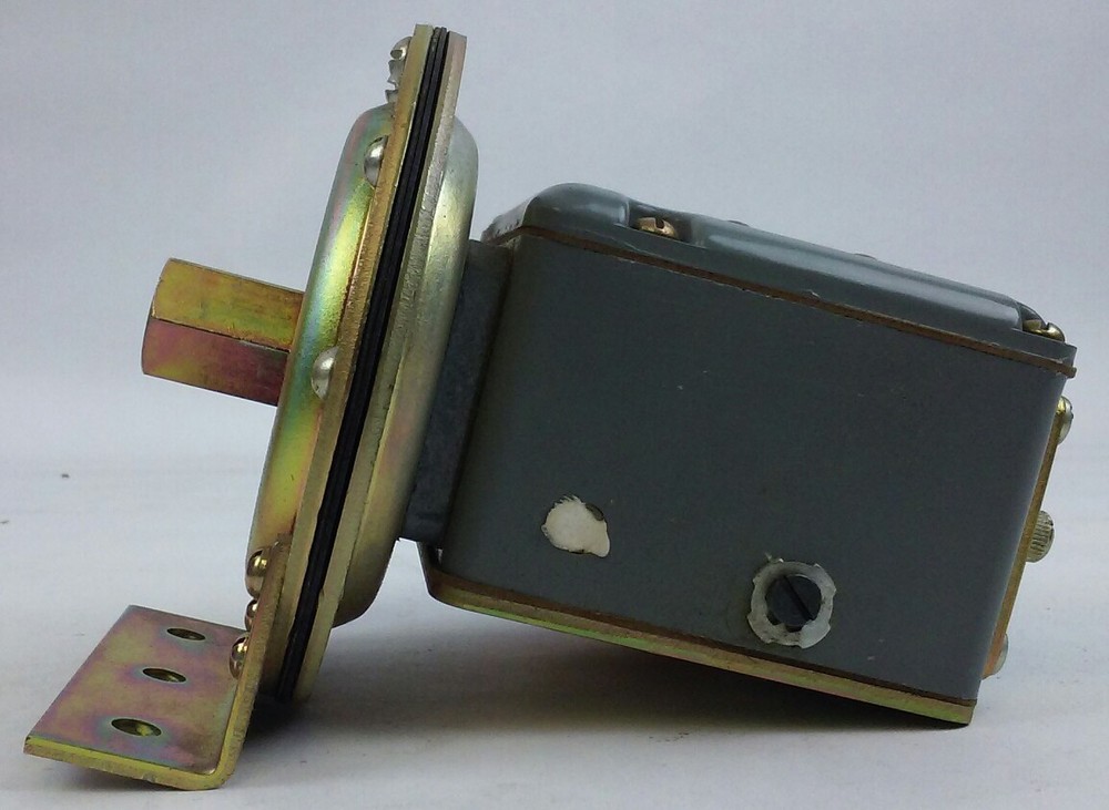 SQUARE D 9012 AMW-1 PRESSURE SWITCH RANGE .25-2.5 PSI DIFFERENTIAL .2-2 PSI