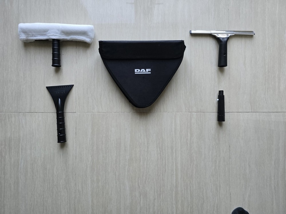 DAF TRUCK WINDOW  CLEANING BOXSET INCLUDES ICE SCRAPER