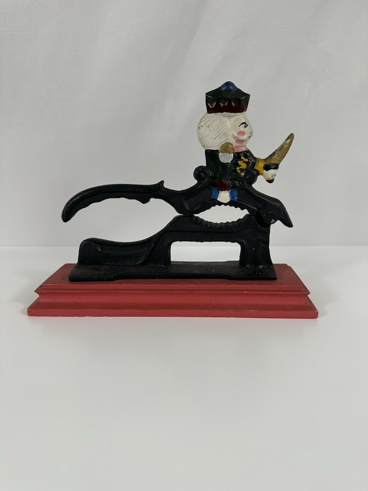 RARE VINTAGE NUTCRACKER CAST IRON NUT CRACKER