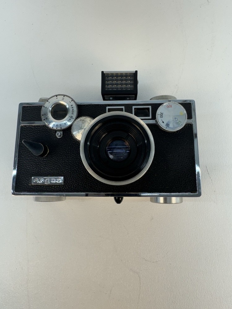 VINTAGE ARGUS C3 CAMERA THE BRICK 35 MM