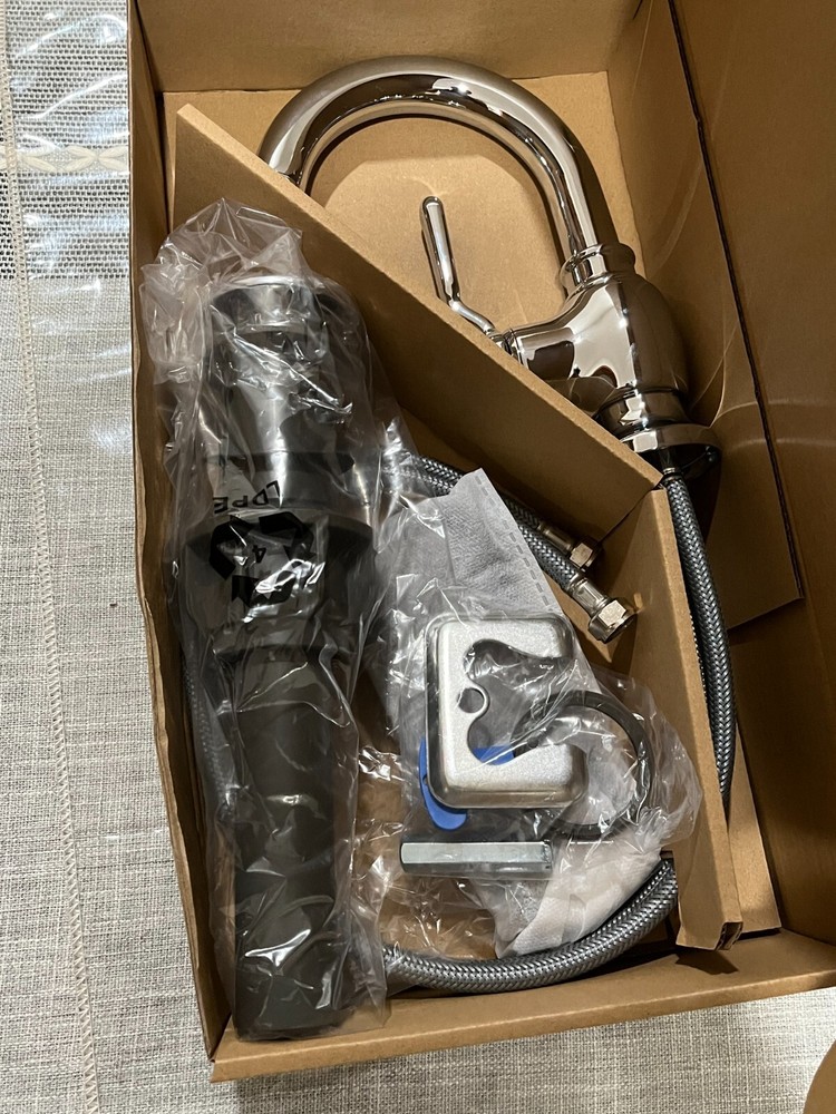 Single Handle Bathroom Faucet in Chrome Finish