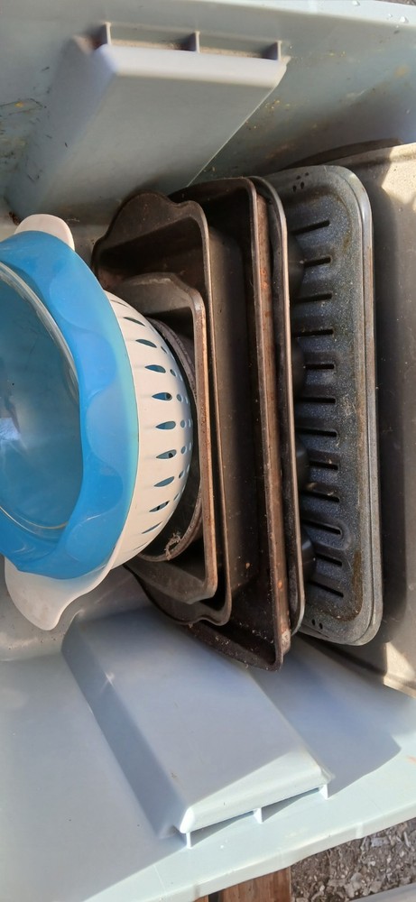 Kitchen Pans Strainer And 2 Bowls