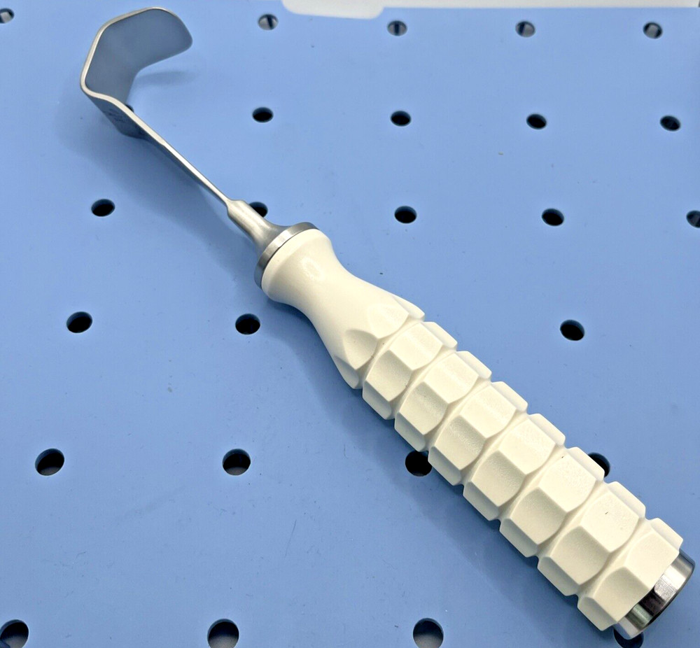 Conjoined Tendon Shoulder Retractor for Arthroplasty Surgical