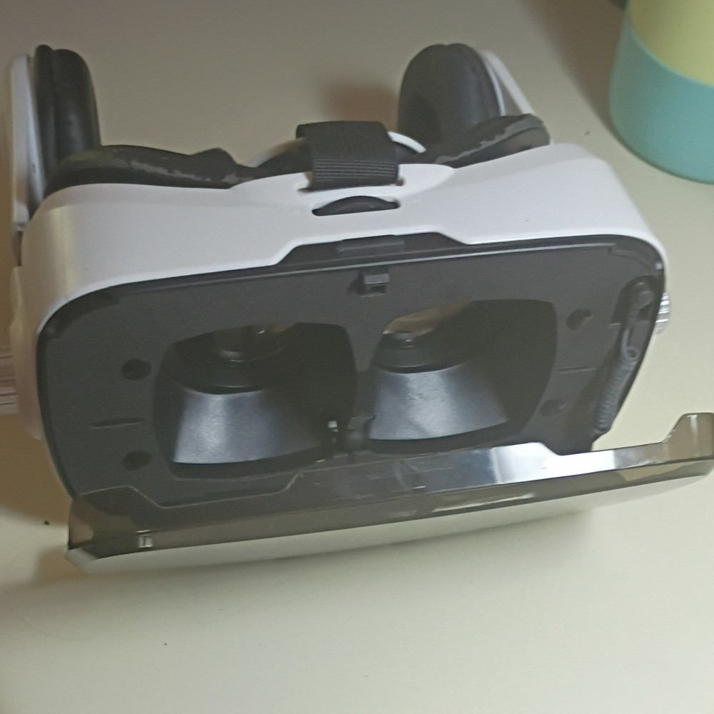 Smartphone VR Headset White Black IPD Adjustment Plastic Fabric