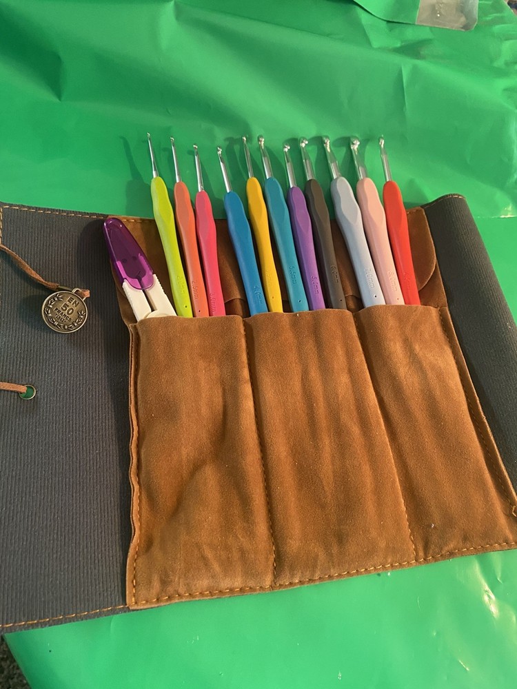 Ergonomic Crochet Hooks 11 PC with wrap Case/accessories Beginners EUC