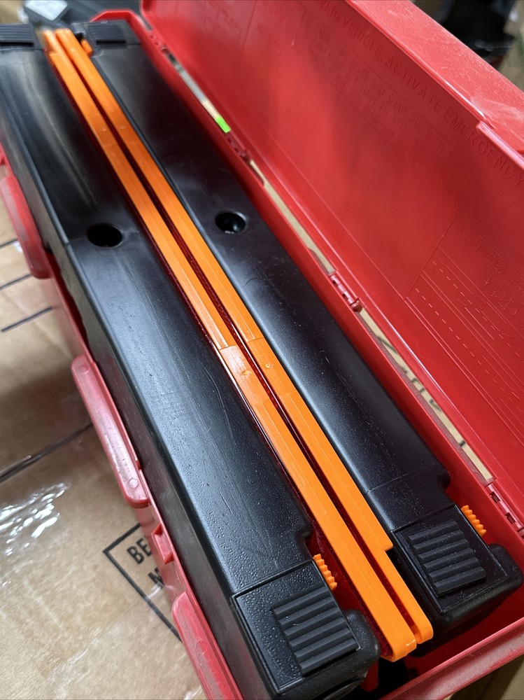 NEW James King & Co Triangle Flare Kit 1005, 3 Triangle Kit