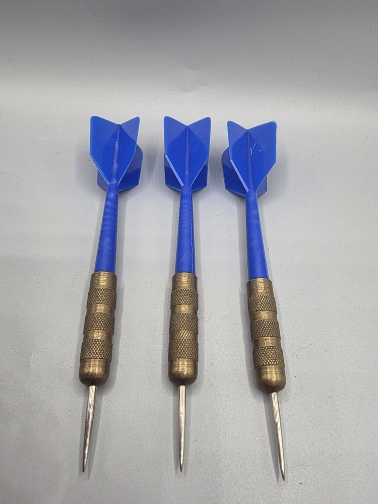 Vintage Dart set with Blue Flights 17g