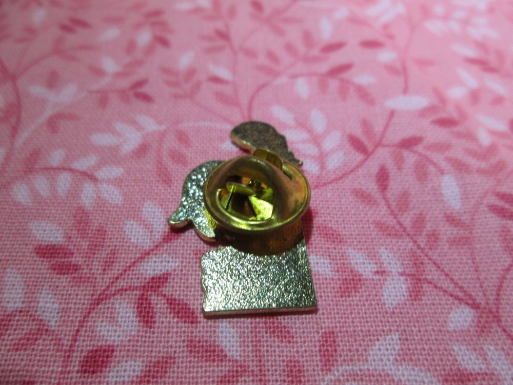 Delaware Souvenir Lapel Hat Pin - Rooster - State-Shaped - (A) 4E