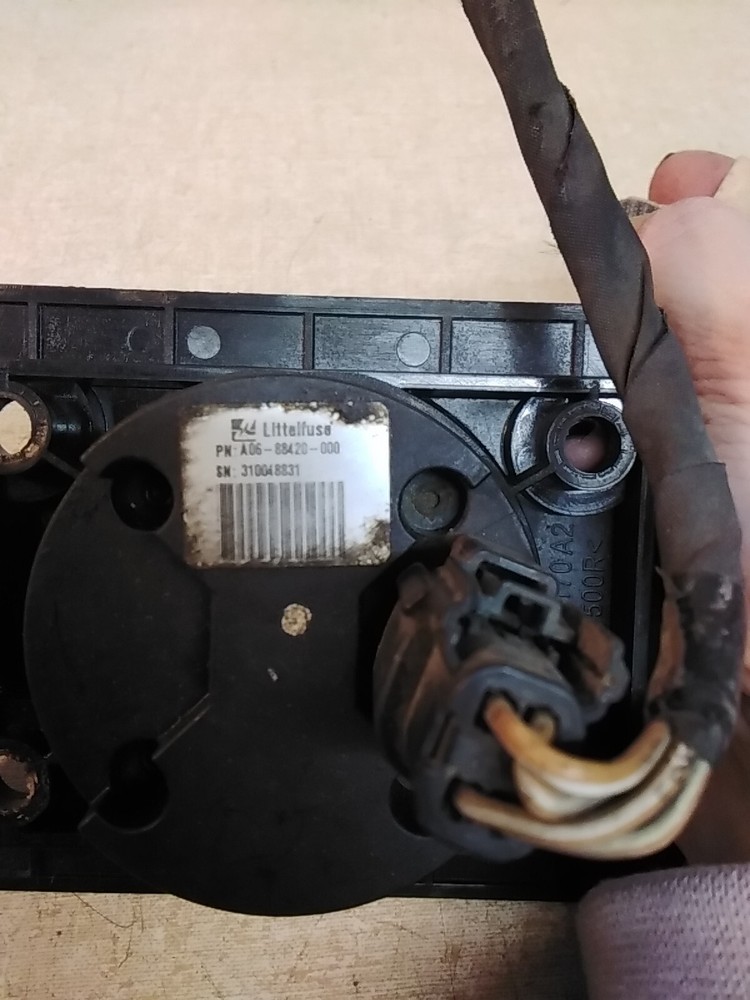 Freightliner A06-88420-000 Single Positive Cutoff Switch