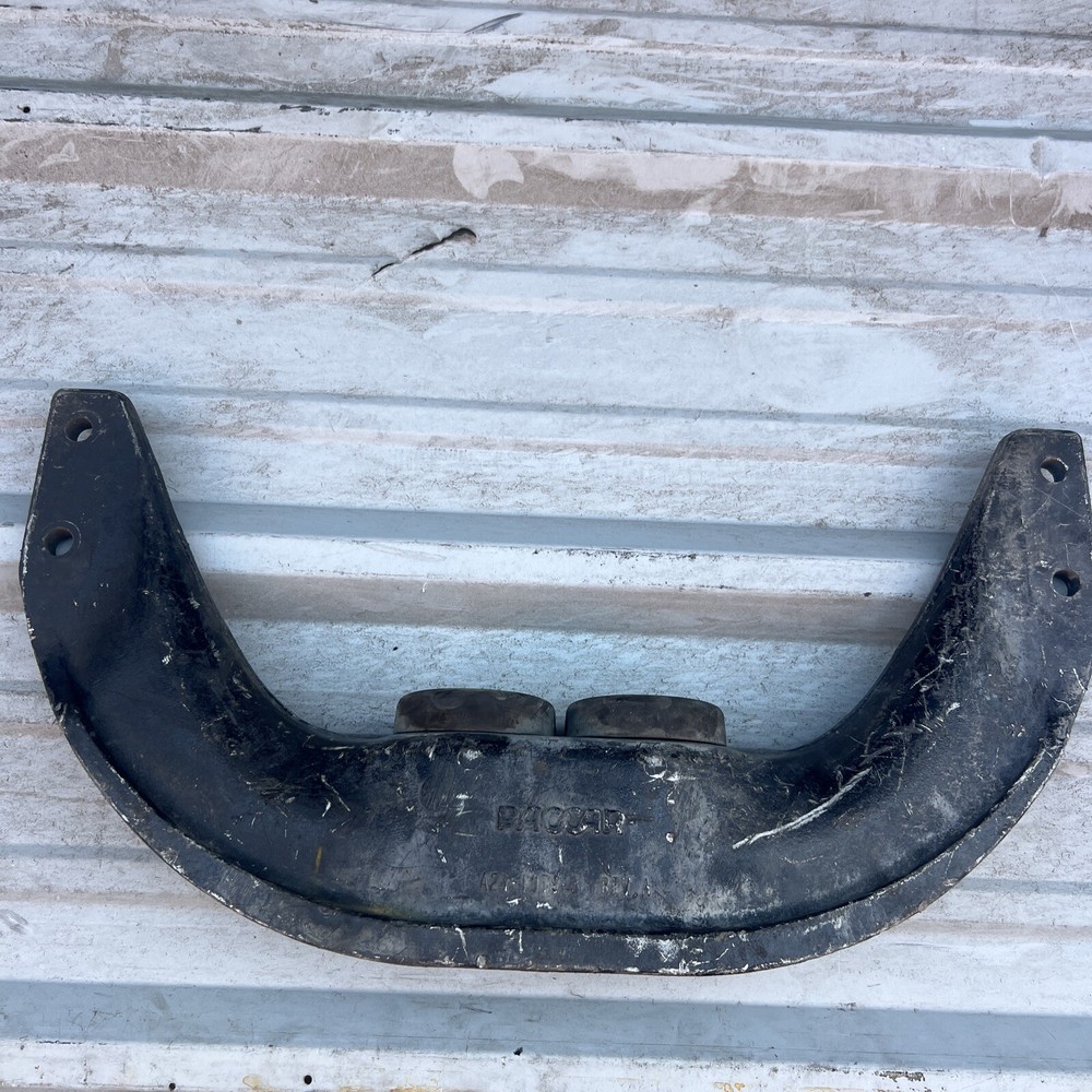 PACCAR   OEM FRONT ENGINE MOUNT  A24-1079-3,
