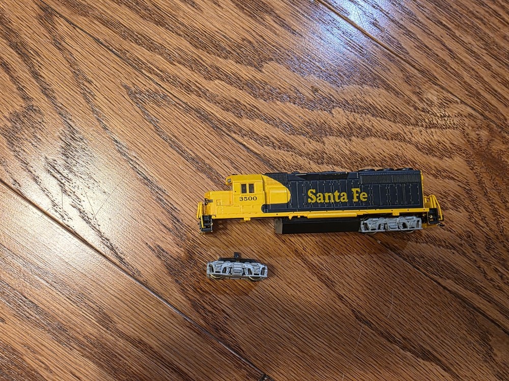 2 sets of n scale bachmann trains ready run
