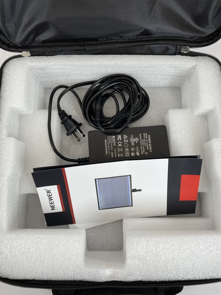 Neewer NL-660 Bi-Color Dimmable LED Video Light Panel with Barn Doors & Case