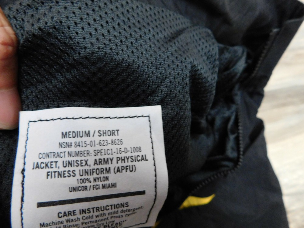 US ARMY APFU JACKET SIZE MEDIUM - SHORT