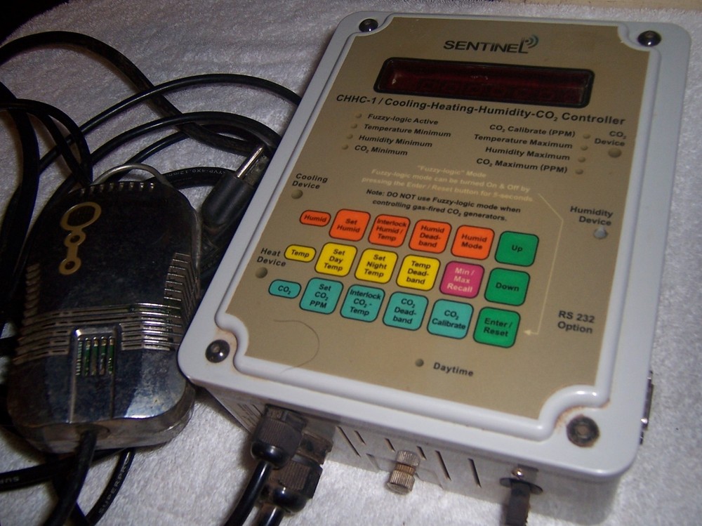 Sentinel CHHC-1 Cooling Heating Humidity CO2 Controller