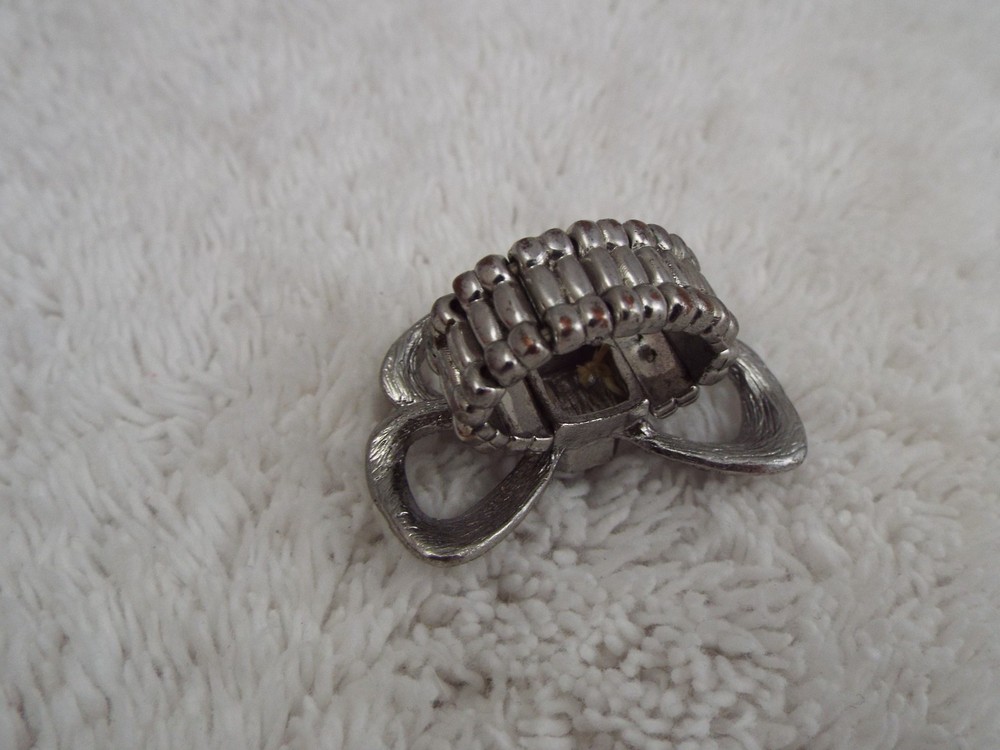 Silvertone Rhinestone Bow Ring ~ Stretchband Size 6-8 (J48)