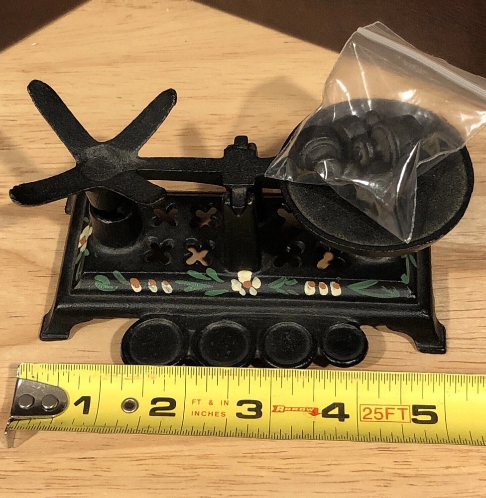 Vintage Miniature Cast Iron Scale With 4 Weights 5”