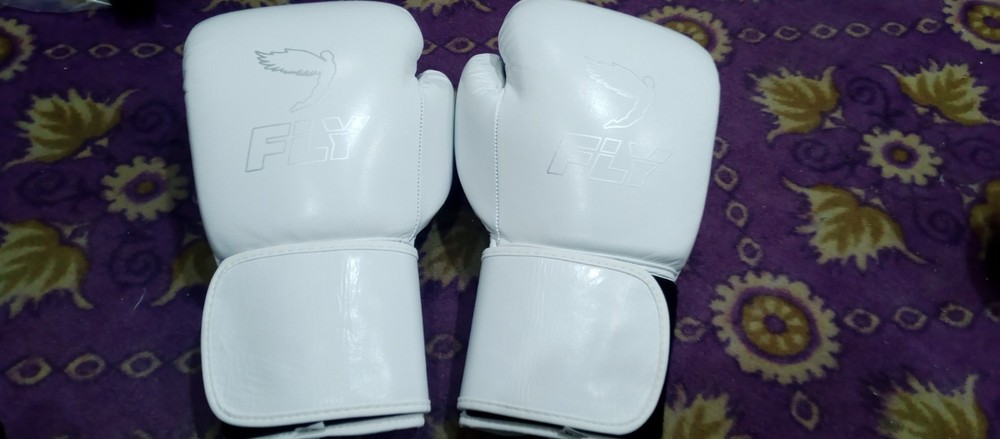 Customize real Cowhide Leather Fly boxing gloves 16oz withe colr Sparring trying