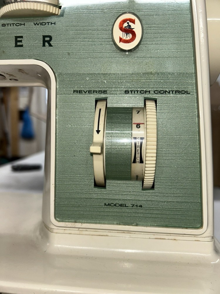 Vintage Singer 714 Sewing Machine NO PEDAL NO CASE