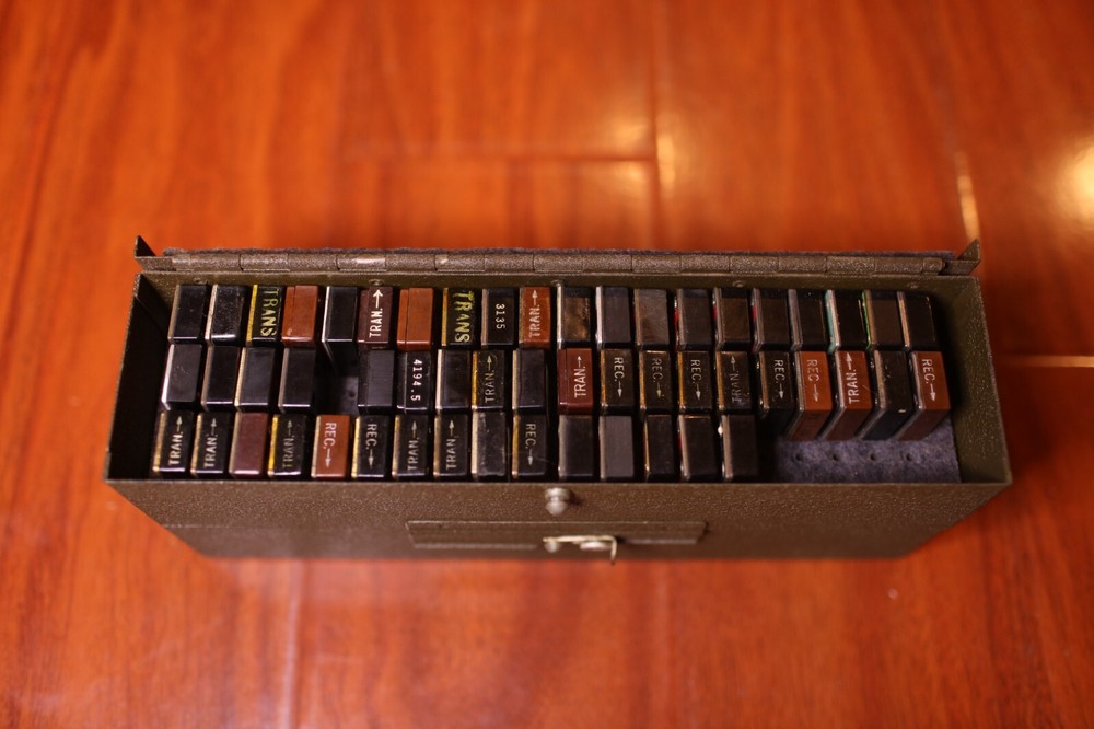 Signal Corps CS-137 Case w/ Frequency Quartz Crystals