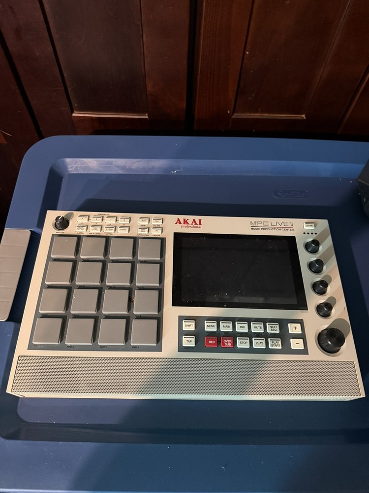 MPC LIVE 2 SPECIALl EDITION STAND ALONE CASE INCUDED