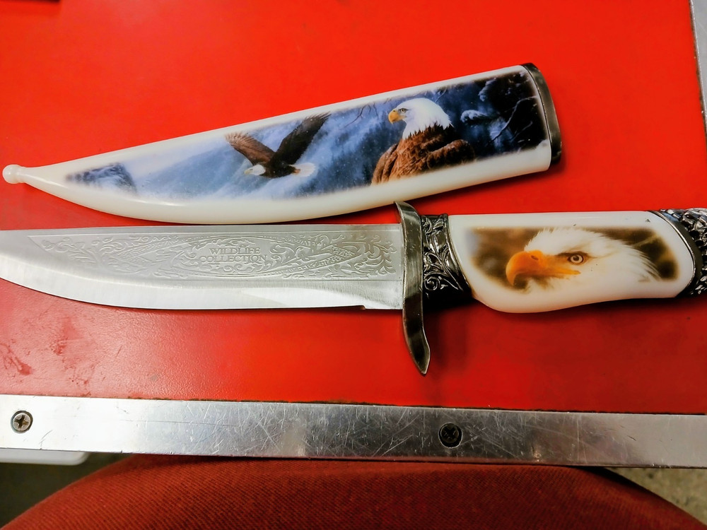 EAGLE FIXED BLADE KNIFE WITH SCABBARD