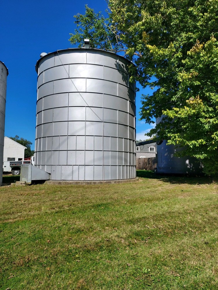24’ diameter used grain bins in good condition