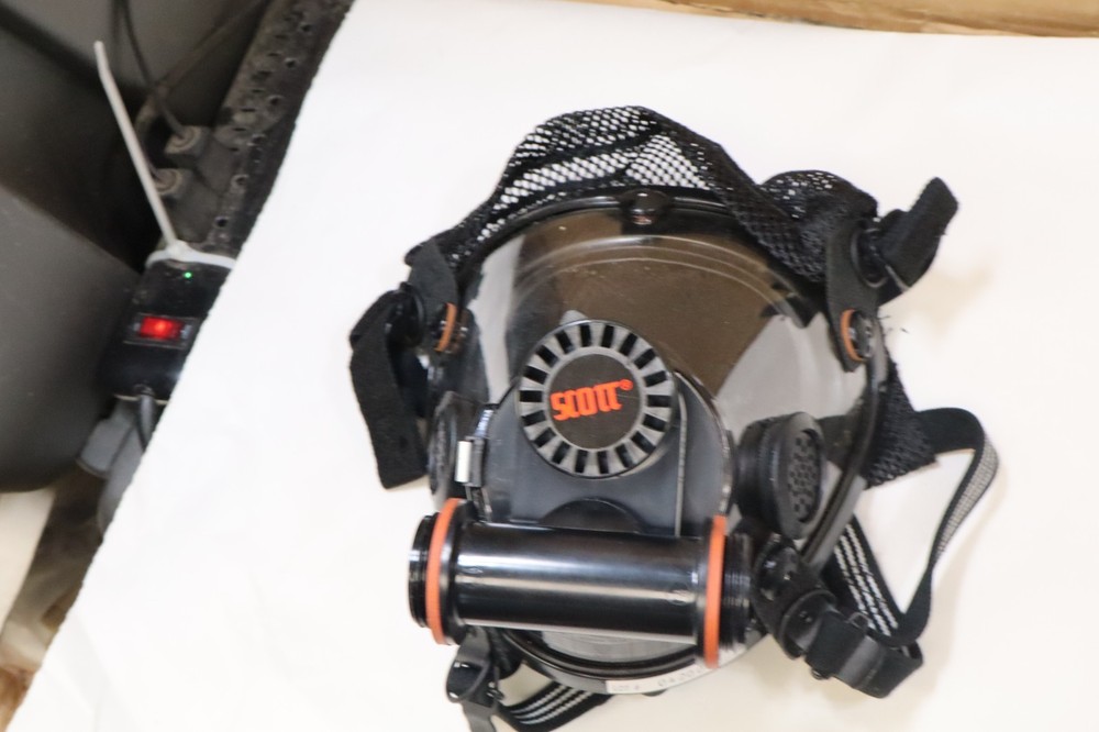 SCOTT AV-2000 FACE PIECE FIRE FIGHTING SCBA MASK