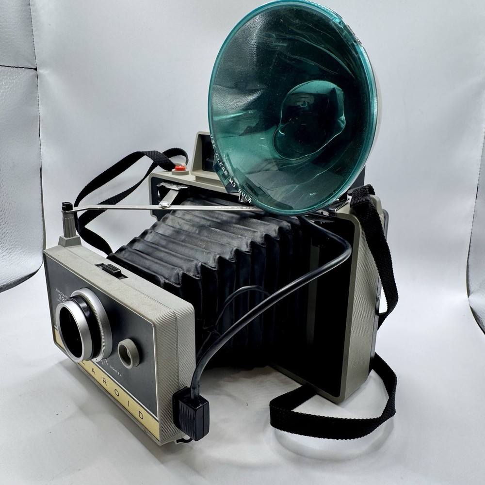 Vintage Polaroid 335 Land Camera Kit Flash 268 Case M3 Bulbs Inserts