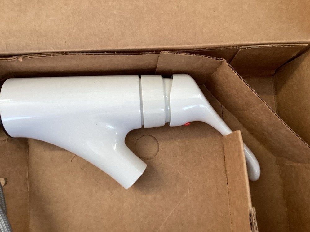 NEW MOEN Renzo CA87316W 1-Handle Pull-Out Sprayer Kitchen Faucet Glacier B23