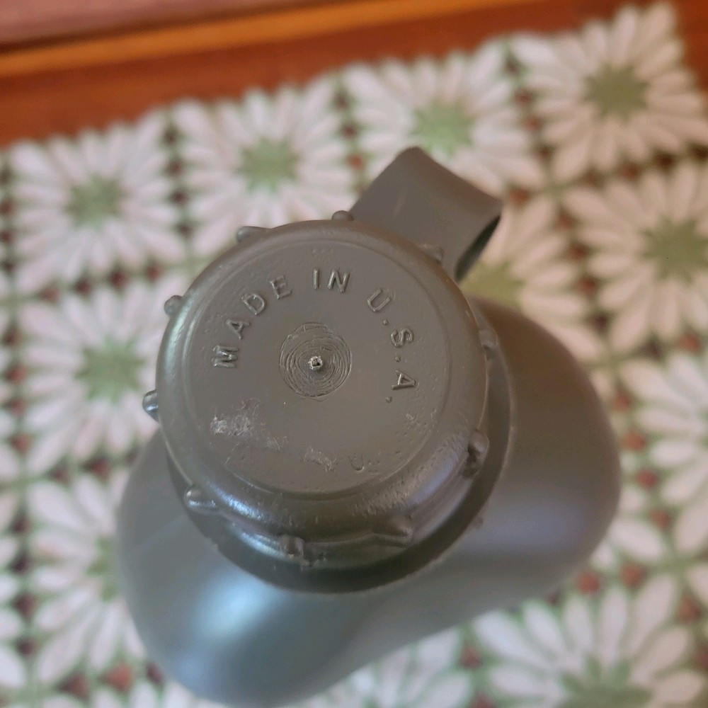 US MILITARY 1 QUART GREEN PLASTIC CANTEEN