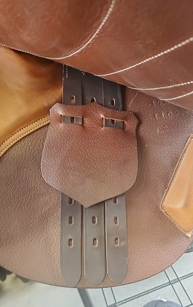 ** CLOSE CONTACT ENGLISH SADDLE 17", MEDIUM TREE REGULAR FLAP **