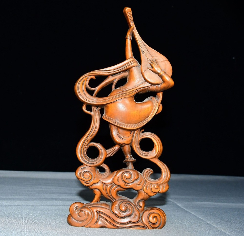 Exquisite Small Leaf Boxwood Flying Beauty Ornament