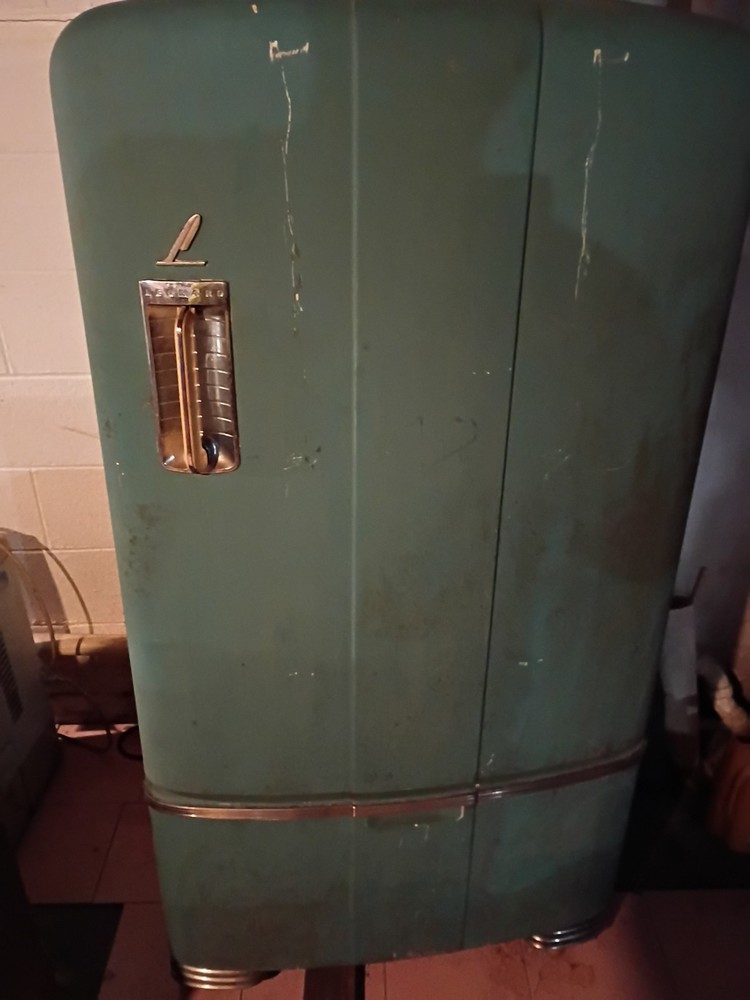 ANTIQUE LEONARD REFRIGERATOR LATE 1947