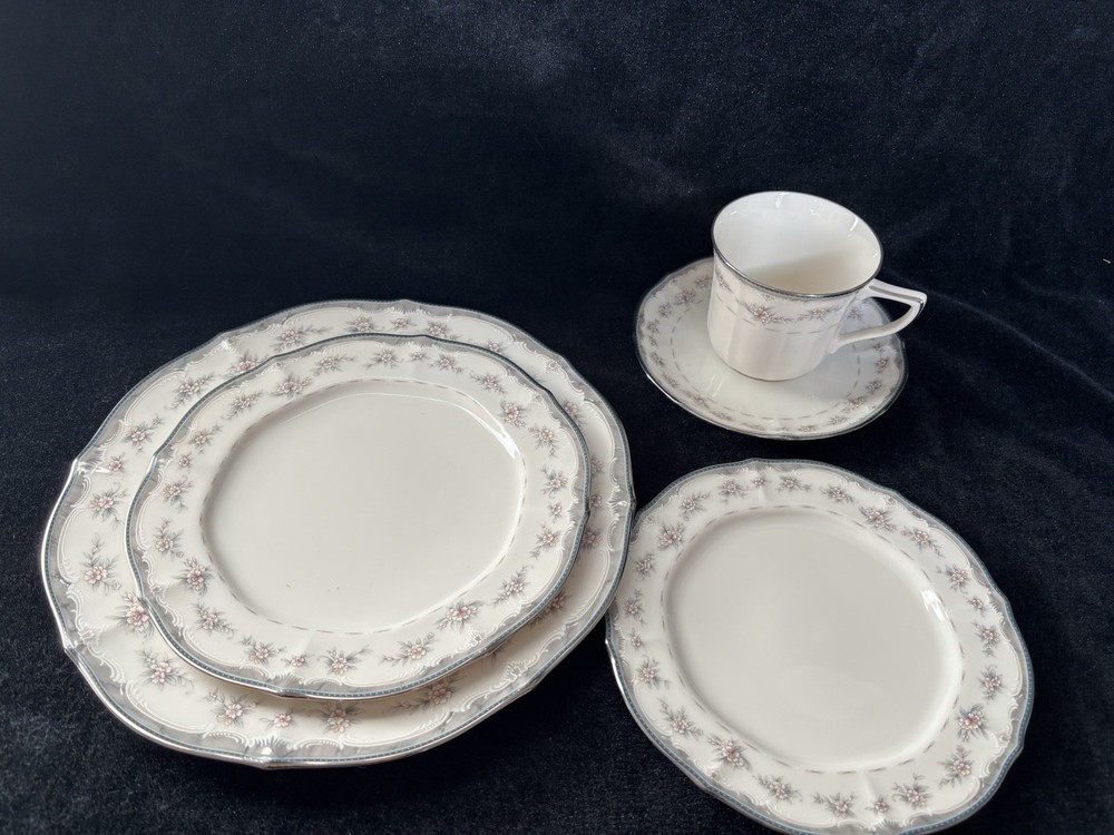 Noritake Traviata 4 - 5 Piece Place Setting (20 pieces) Excellent shape