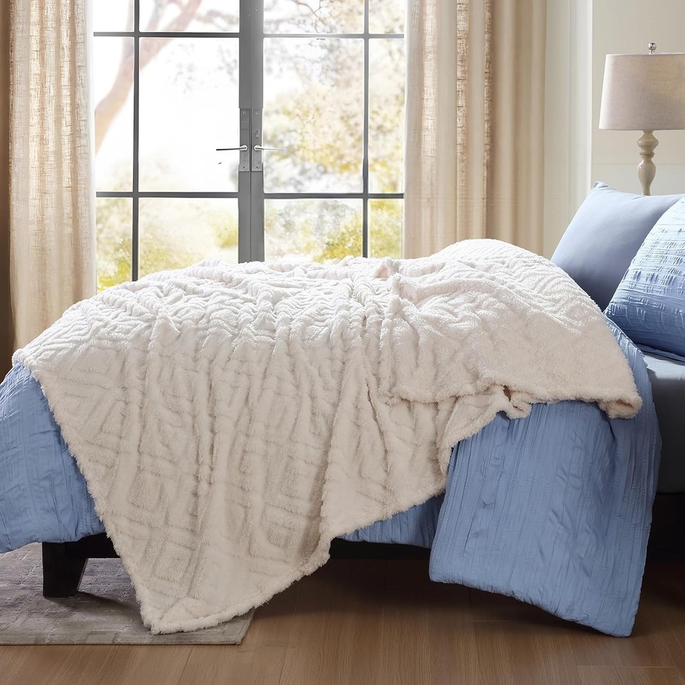 Super Soft Diamond Pattern Throw Blanket - Ultra Cozy Warmth, Plush Fleece