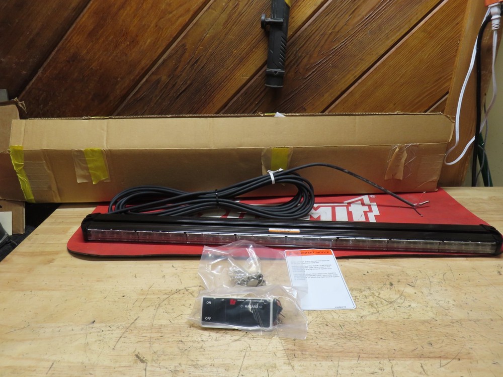 FEDERAL SIGNAL SL8S-A Directional Warning Lights.