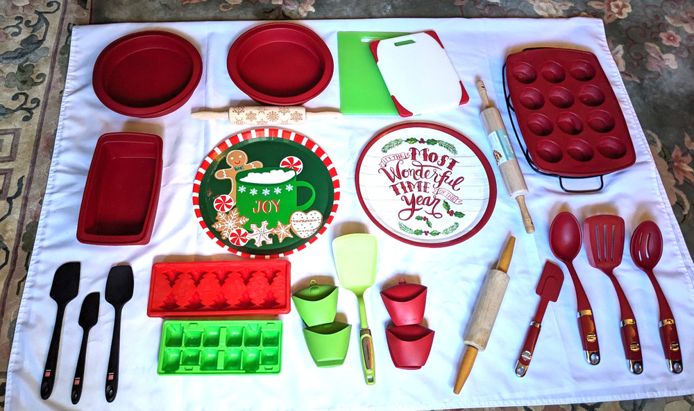 Christmas Holiday Bakeware/Cookware Utensils HUGE Bundle Lot