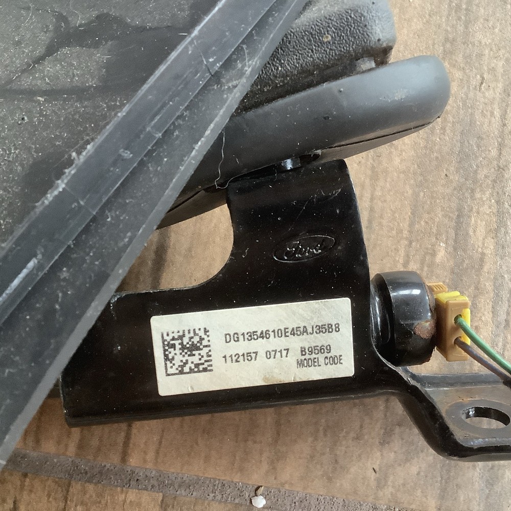 2013-2019 Ford Taurus Front Left Driver Seat Belt Retractor Black Used