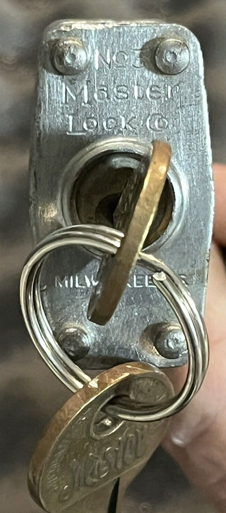 MASTER LOCK COMPANY #3 PADLOCK (2) BRASS KEYS.
