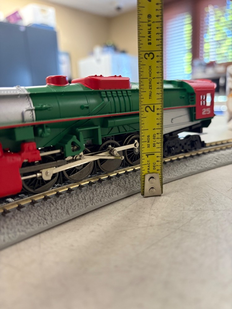 LIONEL HO SCALE CHRISTMAS EXPRESS TRAIN SET BLUETOOTH 87181120