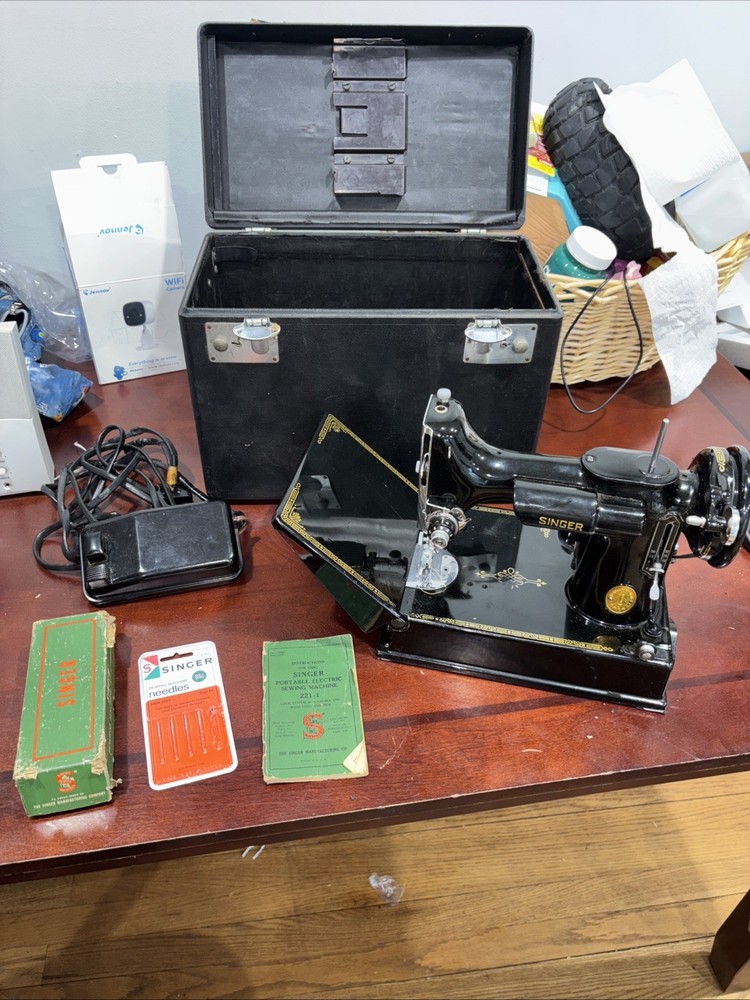 Antique 1937 Singer Model 221 Sewing Machine/ButtonHole Case/Accessories